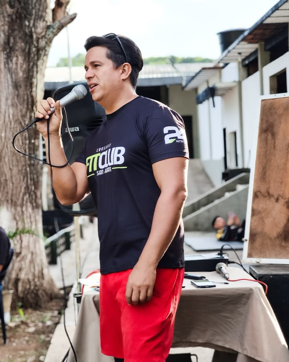 Alí Tovar, cofundador y head coach de Fit Club, hablando a la comunidad durante un evento