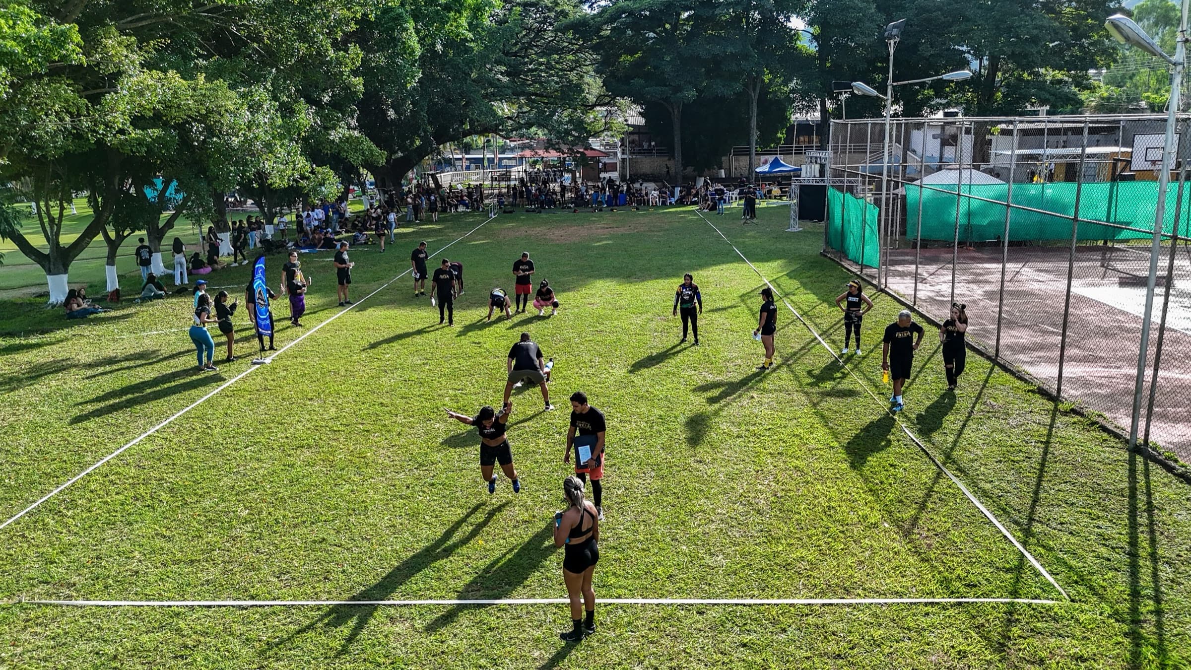 Vista aérea del área de grama natural del Club Ítalo Venezolano durante una actividad de Fit Club