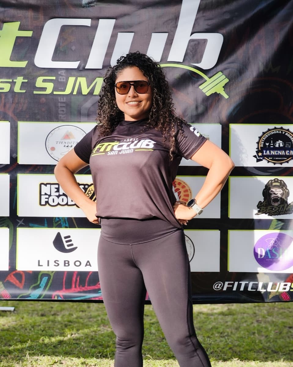 Yodalis Gómez, cofundadora y head coach de Fit Club, frente al banner del FitClub Fest